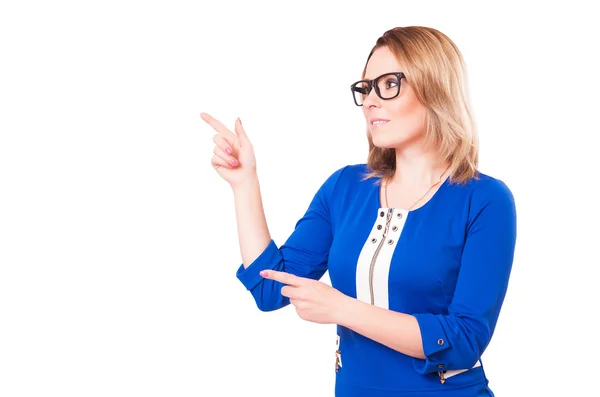 De vrouw wijst een vinger. Geïsoleerd op witte achtergrond — Stockfoto