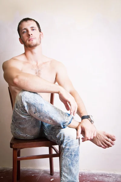 Ritratto di uomo attraente premuroso seduto su una sedia — Foto Stock