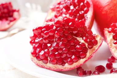 Sulu olgun nar beyaz tabakta parçası