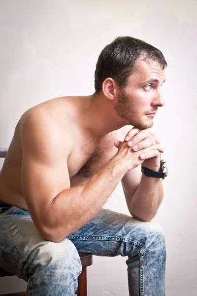 Retrato de hombre atractivo reflexivo sentado en una silla —  Fotos de Stock