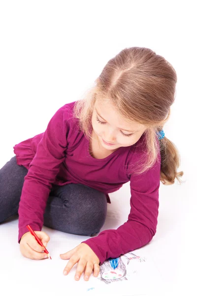 Schattig meisje trekt potloden zittend op de vloer — Stockfoto