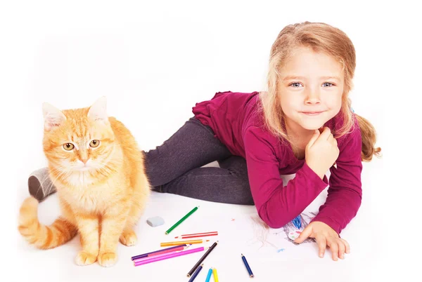 Kleines süßes Mädchen mit Buntstiften und roter Katze auf dem Boden liegend — Stockfoto