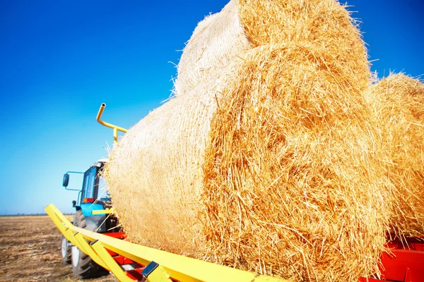 Paja en un remolque tractor —  Fotos de Stock