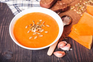 Tahta bir masada balkabağı çorbası