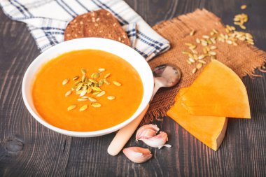 Tahta bir masada balkabağı çorbası
