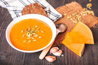 Tahta bir masada balkabağı çorbası