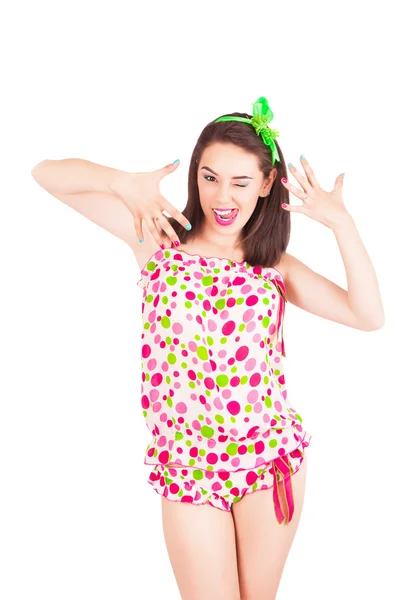 Porträt einer hübschen jungen brünetten Frau im farbenfrohen Pyjama — Stockfoto