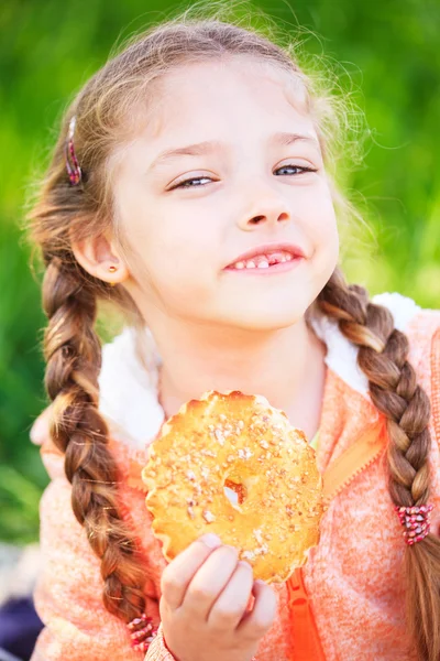 Lief meisje met een gevallen toth, een appel met in haar hand — Stockfoto