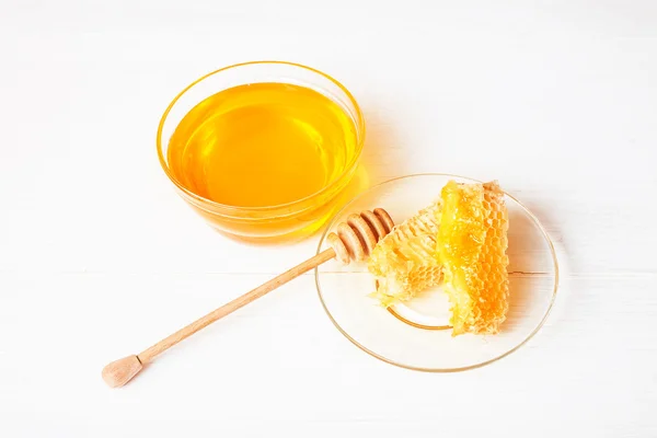 蜂蜜と木のスプーン — ストック写真