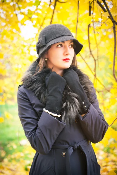 Retrato de uma bela jovem mulher de casaco preto — Fotografia de Stock
