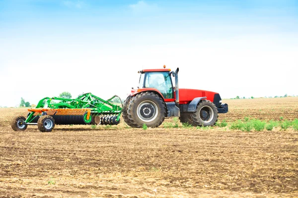 Bir harrow ile traktör — Stok fotoğraf
