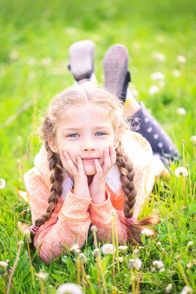 Schattig klein meisje op de weide in de zomerdag — Stockfoto