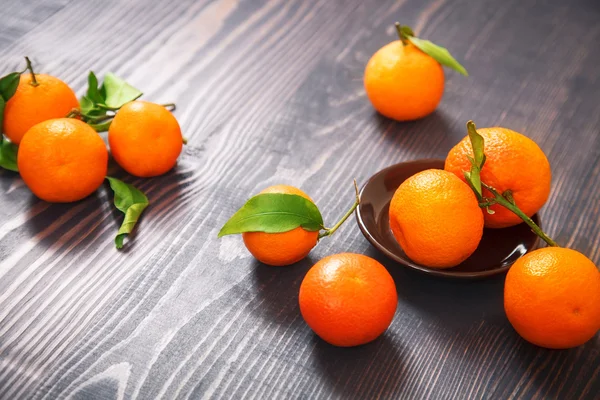 Diversi mandarini maturi su un tavolo di legno — Foto Stock