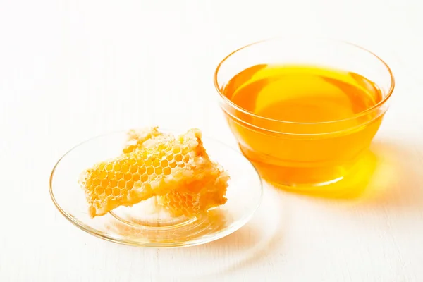 蜂蜜と白いテーブルにハニカム — ストック写真