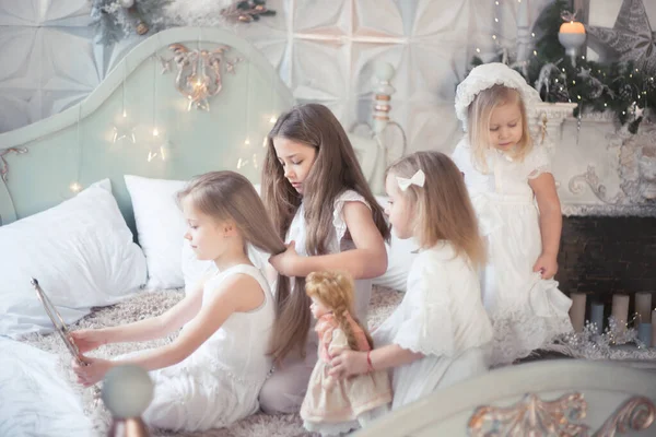 Las niñas juegan en el dormitorio en la mañana antes de Navidad. Vacaciones de invierno, Navidad, Año Nuevo. —  Fotos de Stock