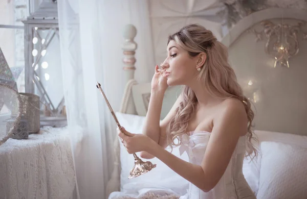 Schöne junge Frau in ihrem Schlafzimmer mit Spiegel. Bräute morgens oder vintage boudoir. — Stockfoto