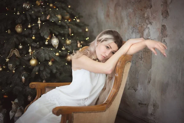 Όμορφη Νεαρή Γυναίκα Στο Σαλόνι Κοντά Στο Χριστουγεννιάτικο Δέντρο Μελαγχολικό — Φωτογραφία Αρχείου