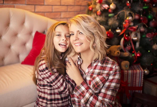 Gelukkig Moeder Dochter Buurt Van Een Kerstboom Plezier Lachen Studiofoto — Stockfoto