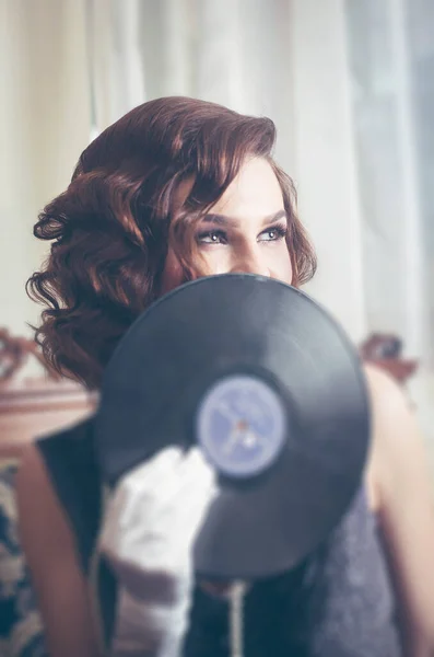 Joven Mujer Hermosa Estilo Retro Con Disco Vinilo Interior Vintage — Foto de Stock