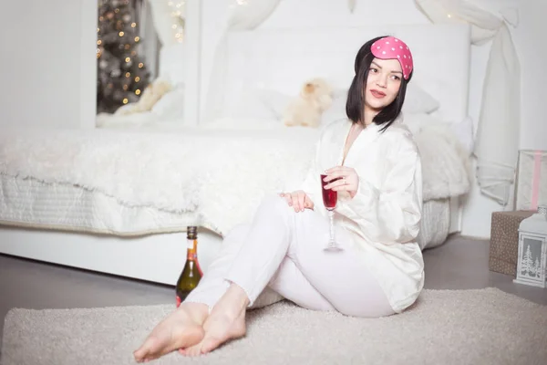 Jonge Mooie Vrouw Pyjama Met Champagne Slaapkamer Wintervakantie Hoge Kwaliteit — Stockfoto