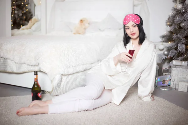Jovem Mulher Bonita Pijama Com Champanhe Quarto Férias Inverno Foto — Fotografia de Stock