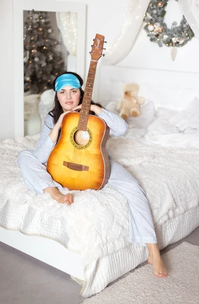 Cute Beautiful Woman Bed Pajamas Guitar Her Hands Winter Holidays — Stockfoto