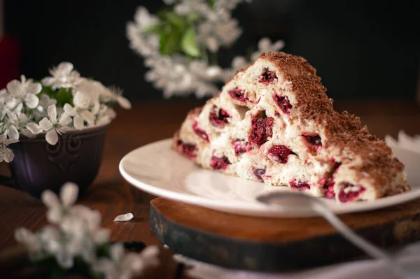 Tarta Casera Con Cerezas Crema Sobre Una Mesa Madera Postre — Foto de Stock