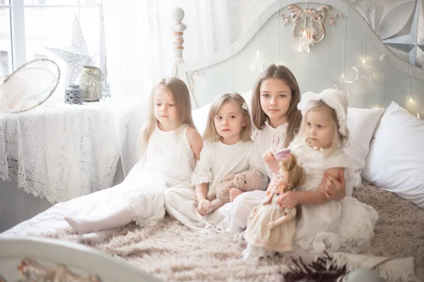 Små Flickor Systrar Morgonen Sängen Vintage Stil Jullov Studiofoto — Stockfoto