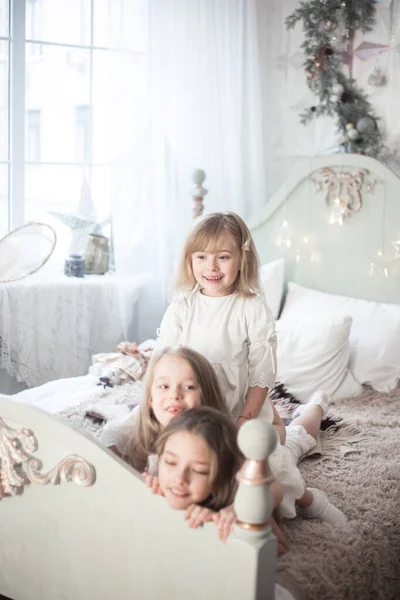 Little Girls Sisters Morning Bed Vintage Style Christmas Holidays Studio — Stock Photo, Image