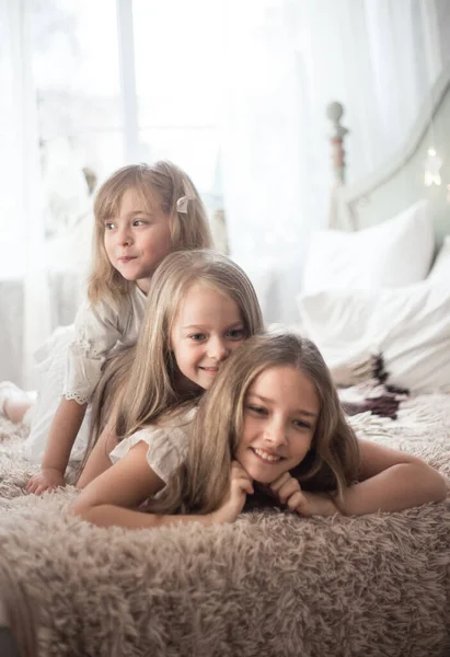Μικρές Αδελφές Πρωί Στο Κρεβάτι Εσοδεία Στυλ Γιορτές Χριστουγέννων Φωτογραφία — Φωτογραφία Αρχείου