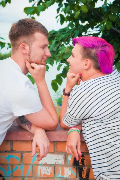 Gros plan d'un jeune couple embrassant — Photo
