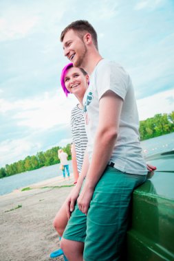 erkek ve kadın kalkık bir teknede oturuyor