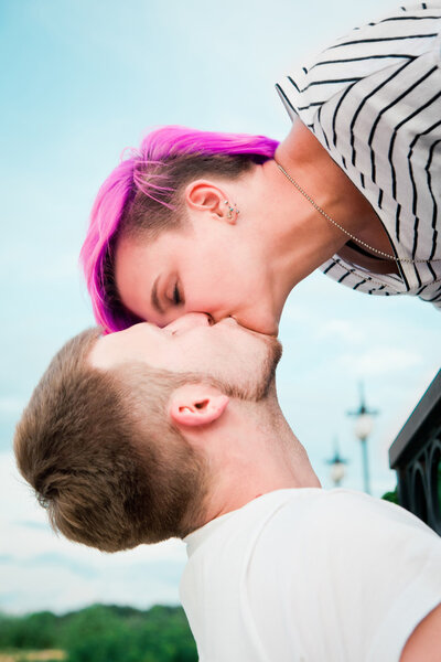 Крупным планом молодой пары целующейся
