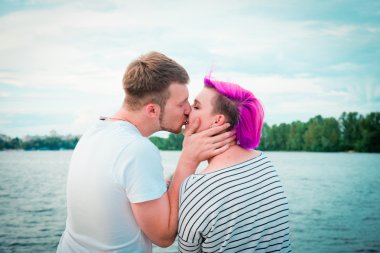 Genç bir çifte yakın durun.