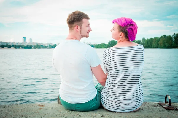 Nahaufnahme eines jungen Paares, das sich umarmt — Stockfoto