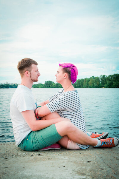 Крупным планом молодая пара обнимает
