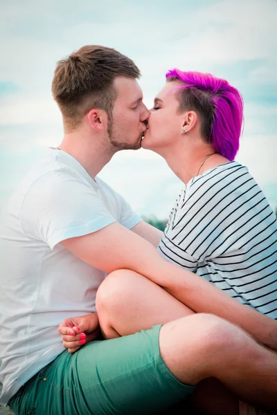 Jong paar knuffelen en kussen — Stockfoto
