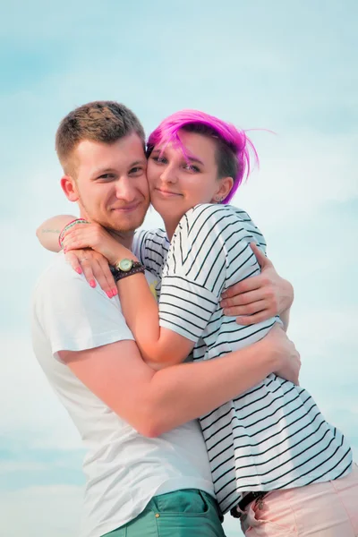 Jovem casal abraço — Fotografia de Stock