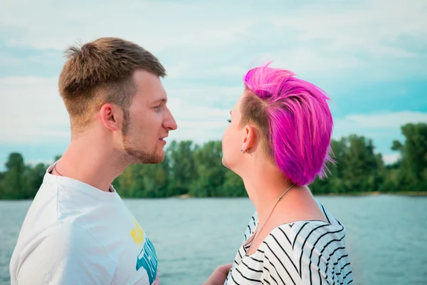 Pareja joven discutiendo sobre la naturaleza —  Fotos de Stock