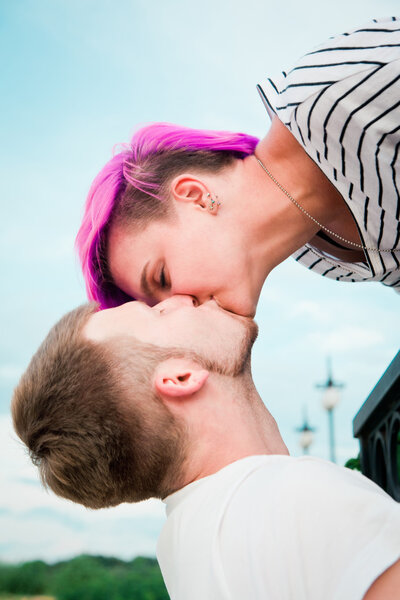 Крупным планом молодой пары целующейся
