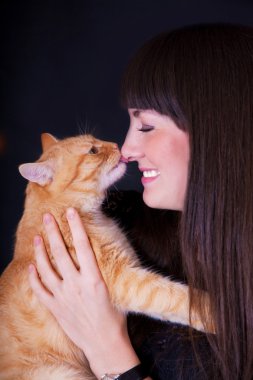 Kırmızı kedi ile genç kız