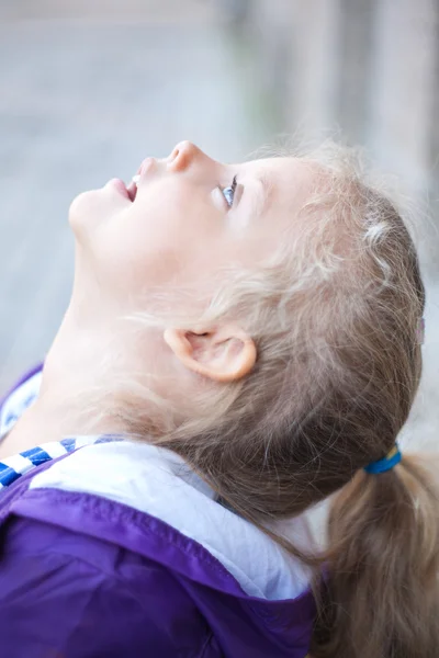 Lilla söta blonda tjejen — Stockfoto