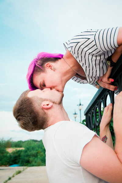 Крупным планом молодой пары целующейся
