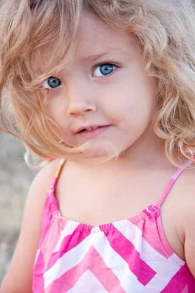 Ritratto estivo di una bambina — Foto Stock