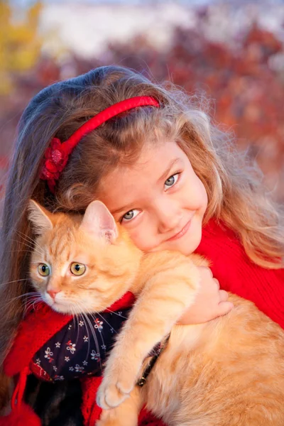 Holčička drží velká červená kočka — Stock fotografie