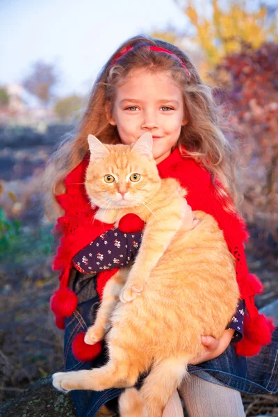 Kleines Mädchen mit einer großen roten Katze — Stockfoto