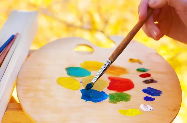 El artista mezcla pintura en la paleta —  Fotos de Stock