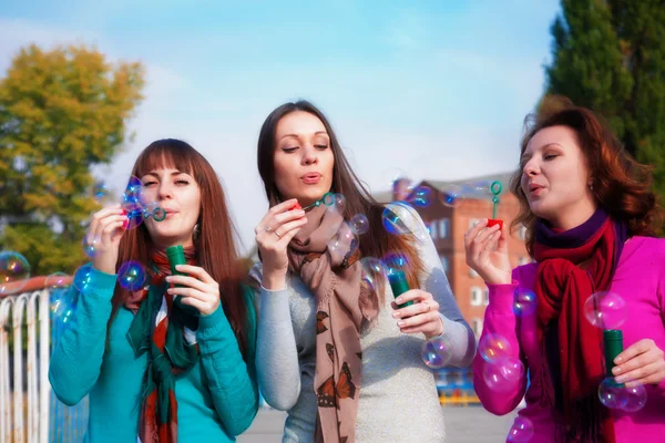Três jovens mulheres bonitas soprar bolhas — Fotografia de Stock