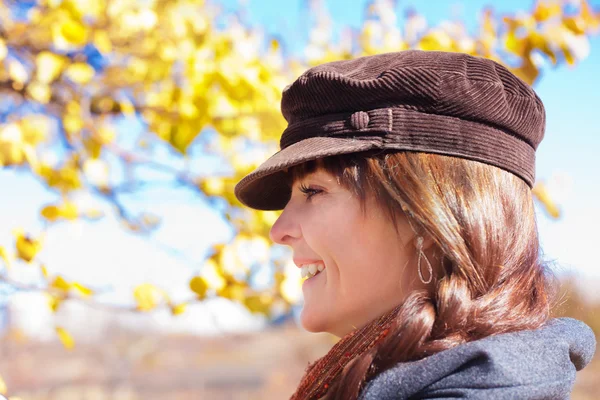 Portret van een mooie brunette vrouw — Stockfoto