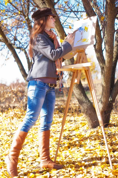 Mujer divirtiéndose riendo cerca del caballete —  Fotos de Stock